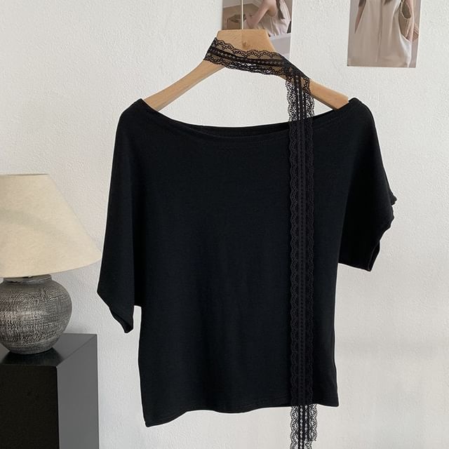 Set: Short-Sleeve Off-Shoulder T-Shirt + Lace Skinny Scarf