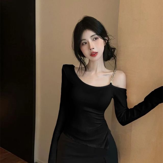 Cold Shoulder Chain Detail Long Sleeve Tee