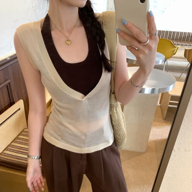 Halter Neck Two-Tone Slim Knit Top
