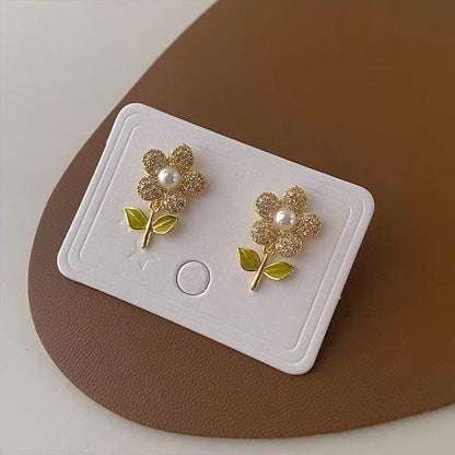 Charming Pearl Inlaid Flower Earrings