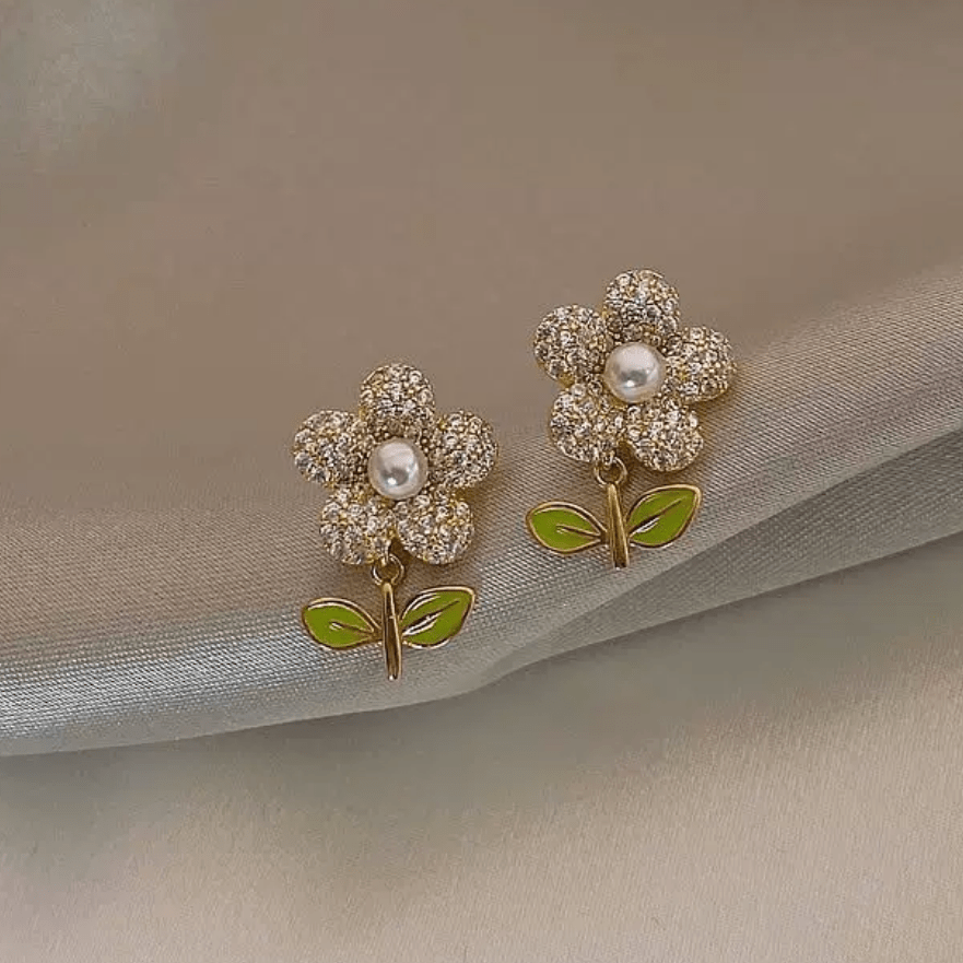 Charming Pearl Inlaid Flower Earrings