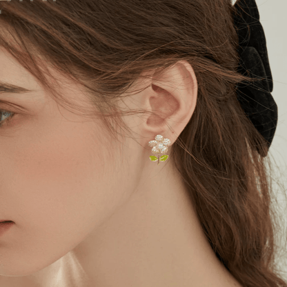 Charming Pearl Inlaid Flower Earrings