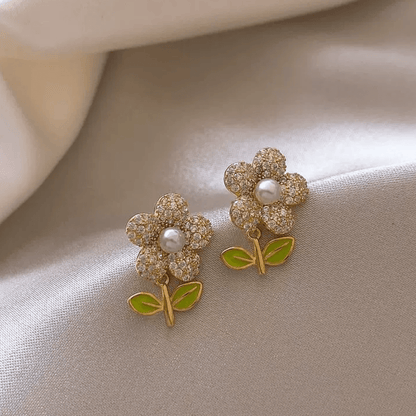 Charming Pearl Inlaid Flower Earrings