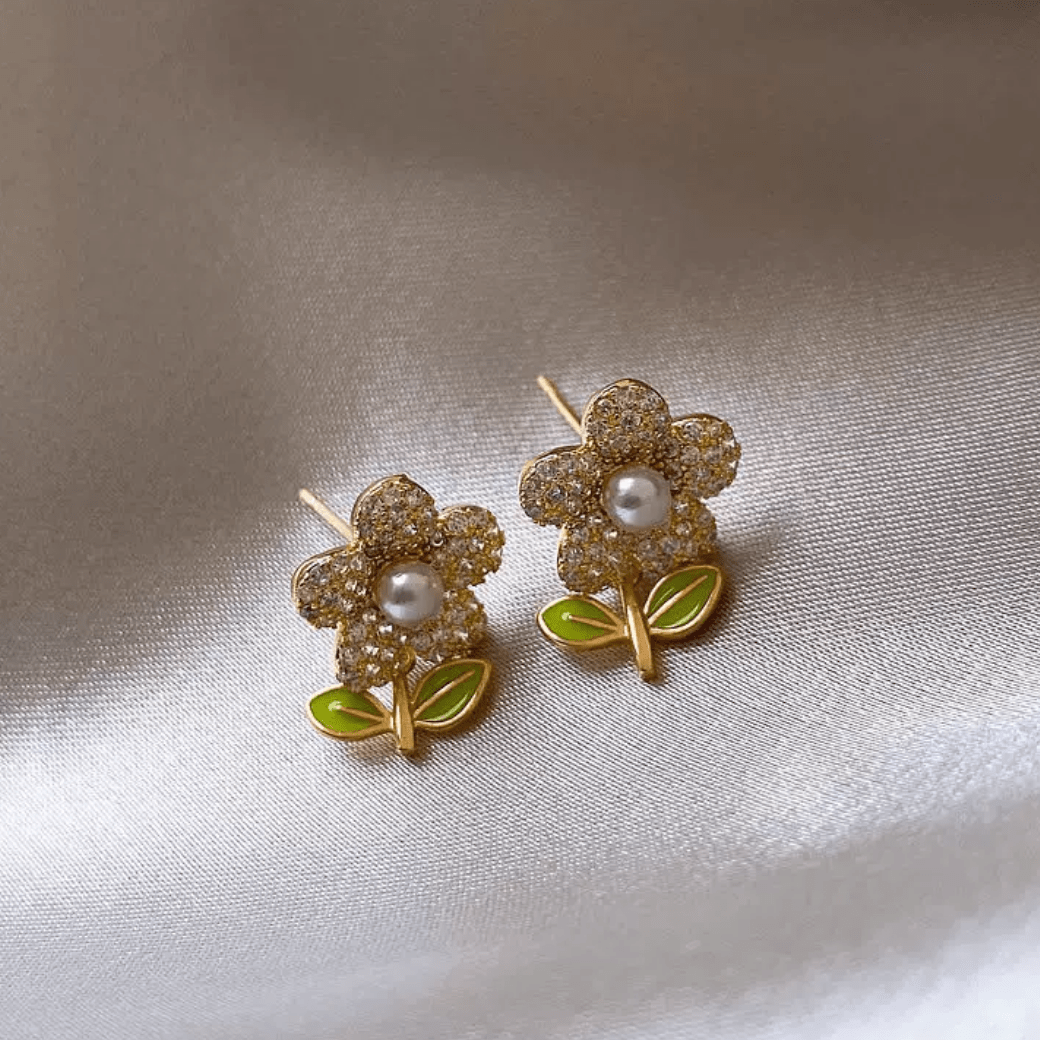 Charming Pearl Inlaid Flower Earrings