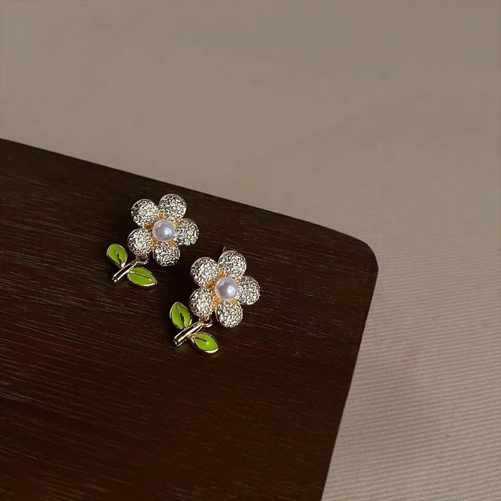 Charming Pearl Inlaid Flower Earrings