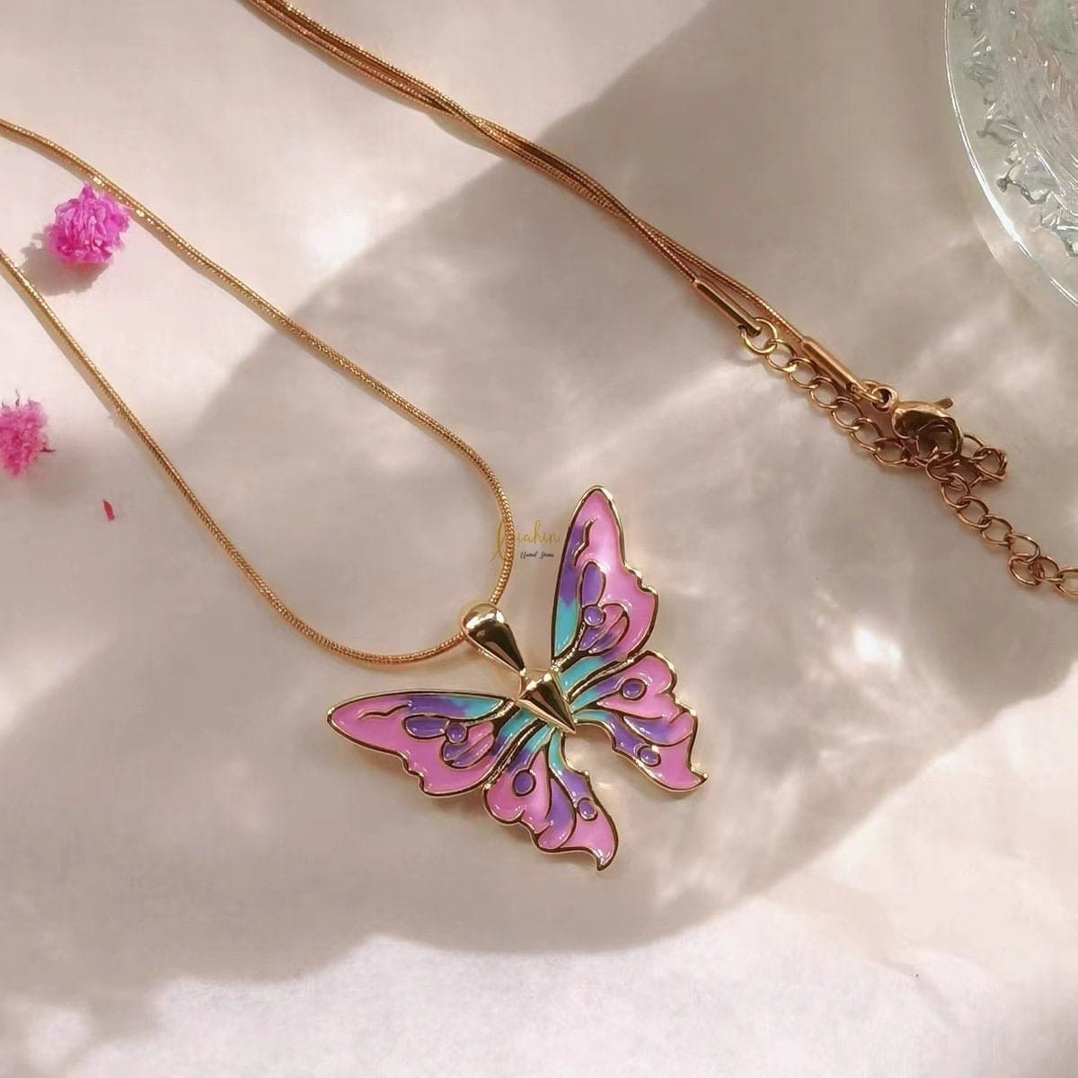 Collier papillon en émail coloré chic