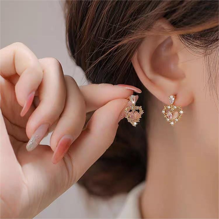 Boucles d'oreilles charmantes en forme de cœur creux et floral en cristal