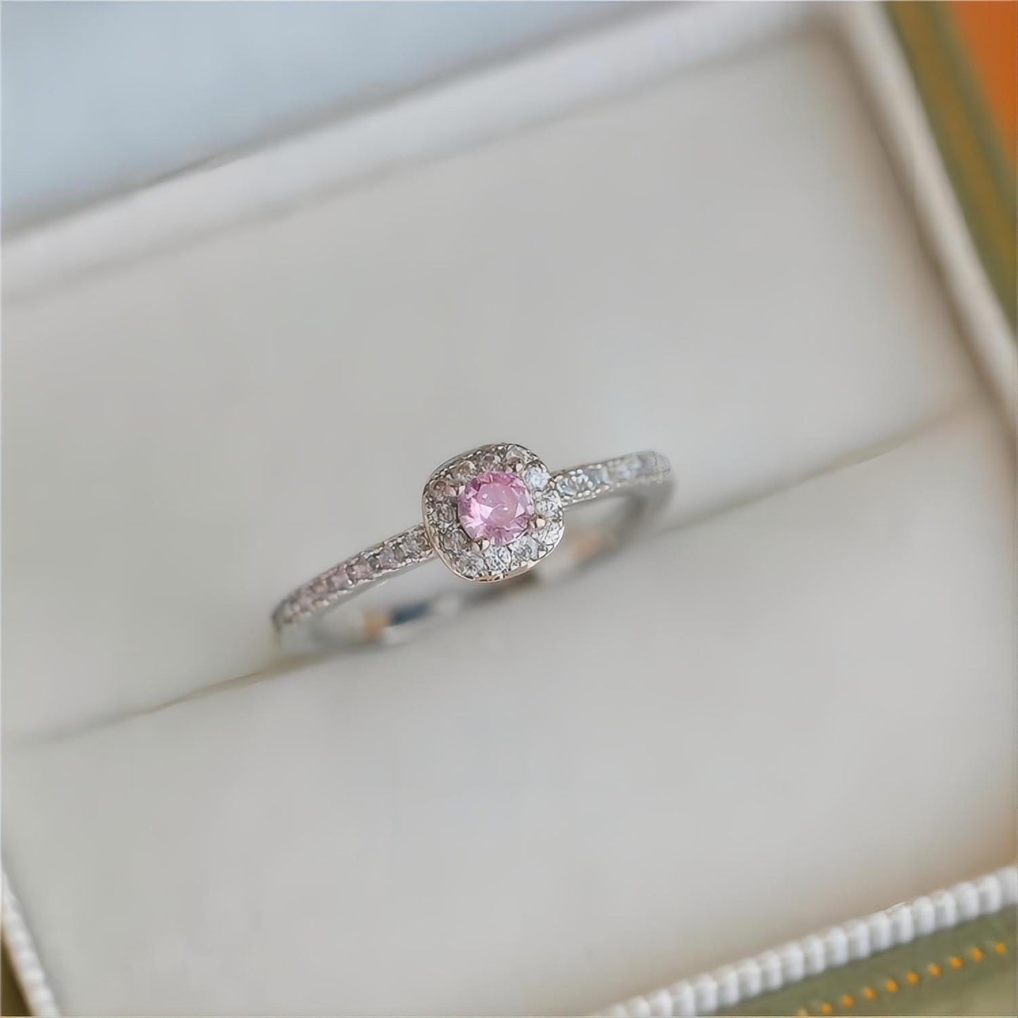 Eleganter Ring mit rosa Strasskristallen