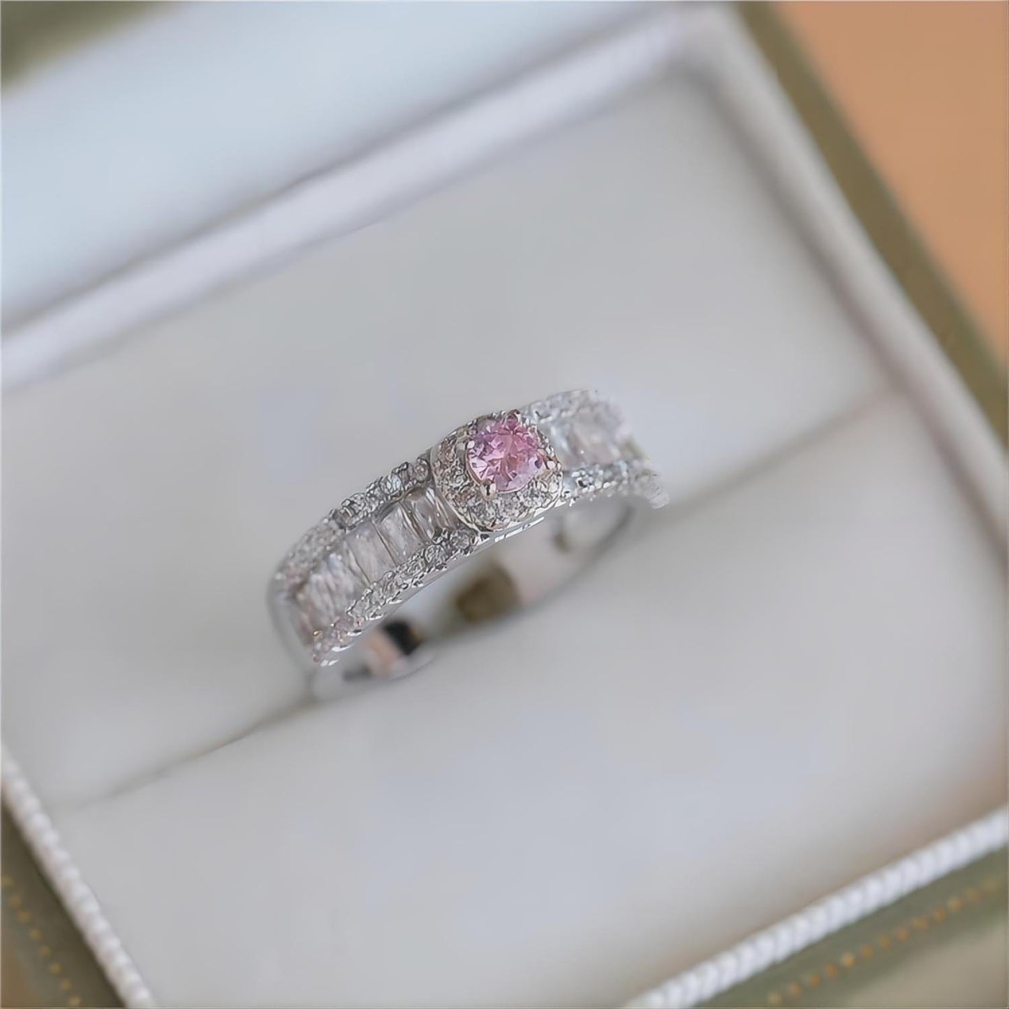 Eleganter Ring mit rosa Strasskristallen