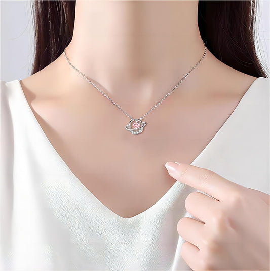 Collier avec pendentif en forme de cœur et planète tendance