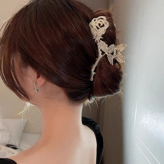 Pince à cheveux élégante en forme de chignon avec perle et rose