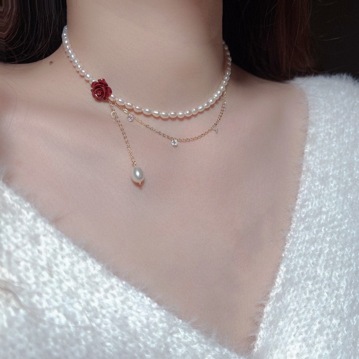 Charmant collier ras du cou avec chaîne et perles roses et pampilles en strass