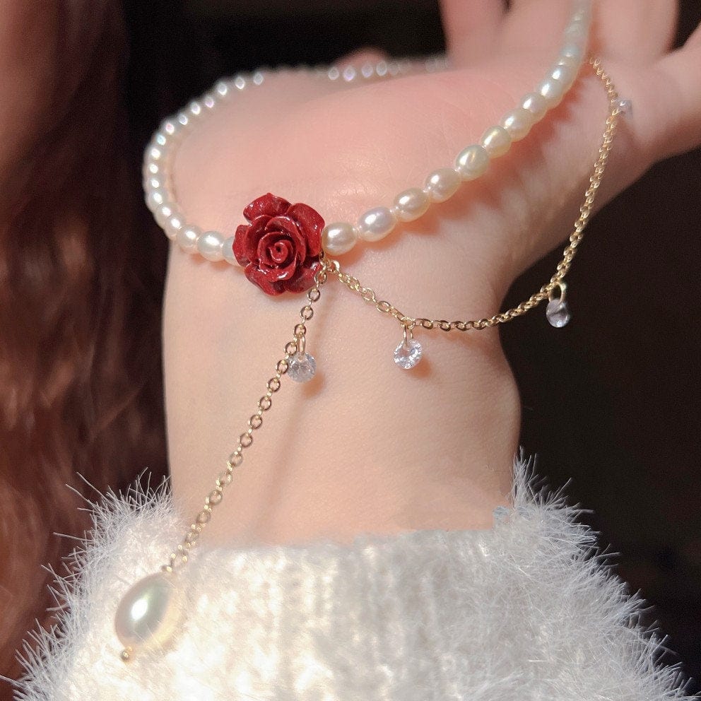 Charmant collier ras du cou avec chaîne et perles roses et pampilles en strass