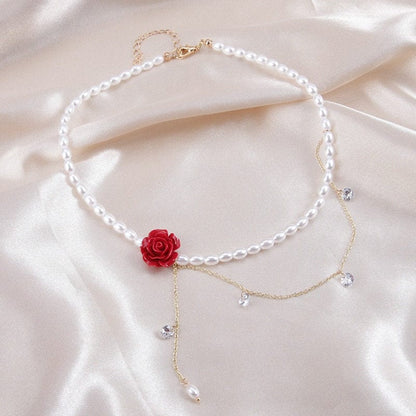 Charmant collier ras du cou avec chaîne et perles roses et pampilles en strass