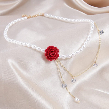 Charmant collier ras du cou avec chaîne et perles roses et pampilles en strass