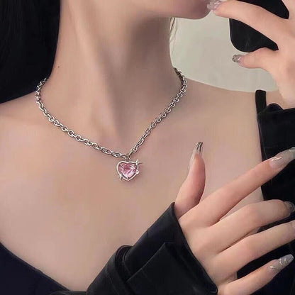 Collier chaîne à maillons avec pendentif en forme de cœur en strass rose