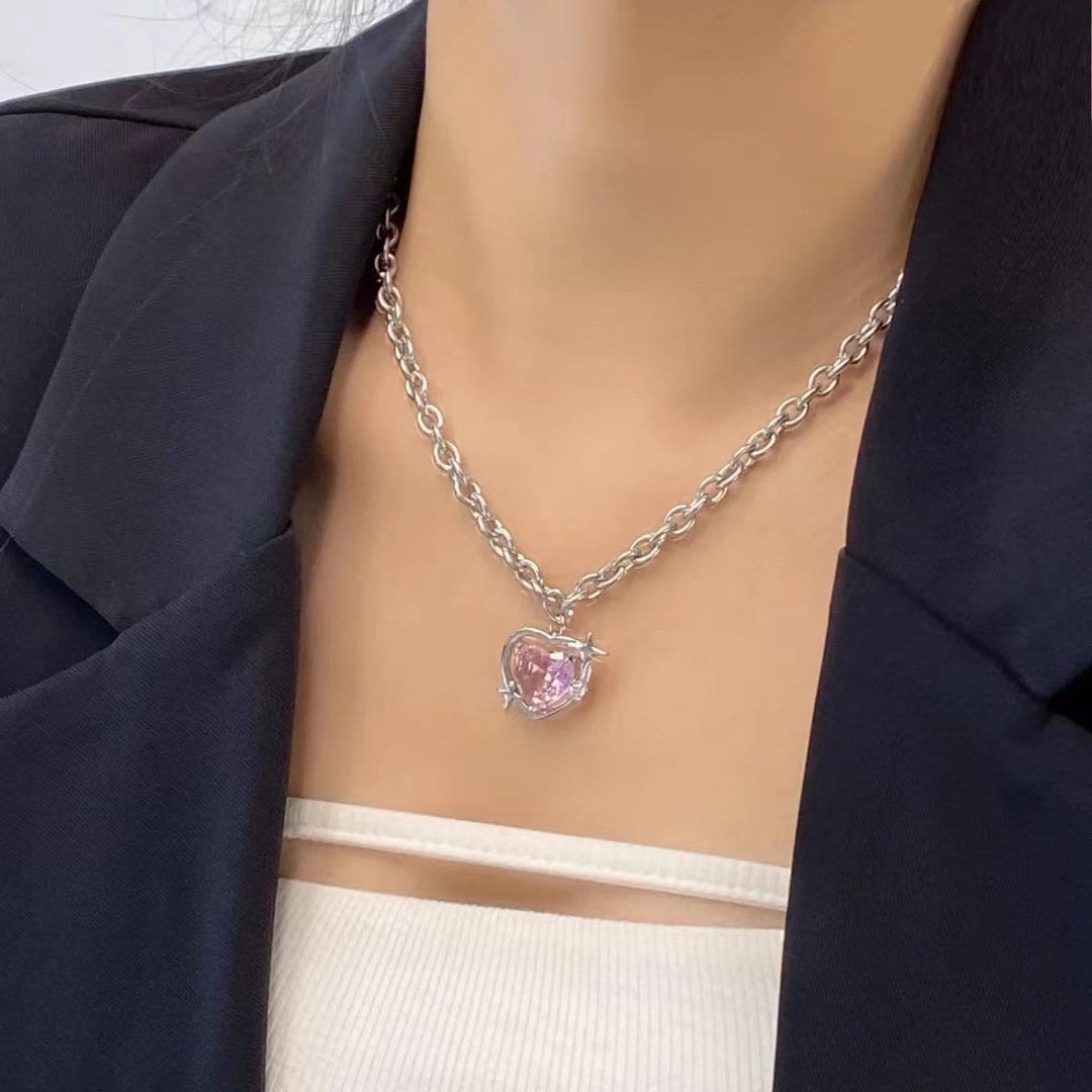 Collier chaîne à maillons avec pendentif en forme de cœur en strass rose