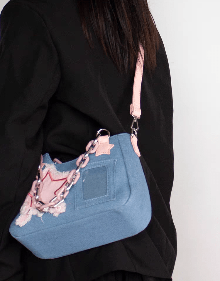 Sac bandoulière en denim avec chaîne en acrylique et étoile rose