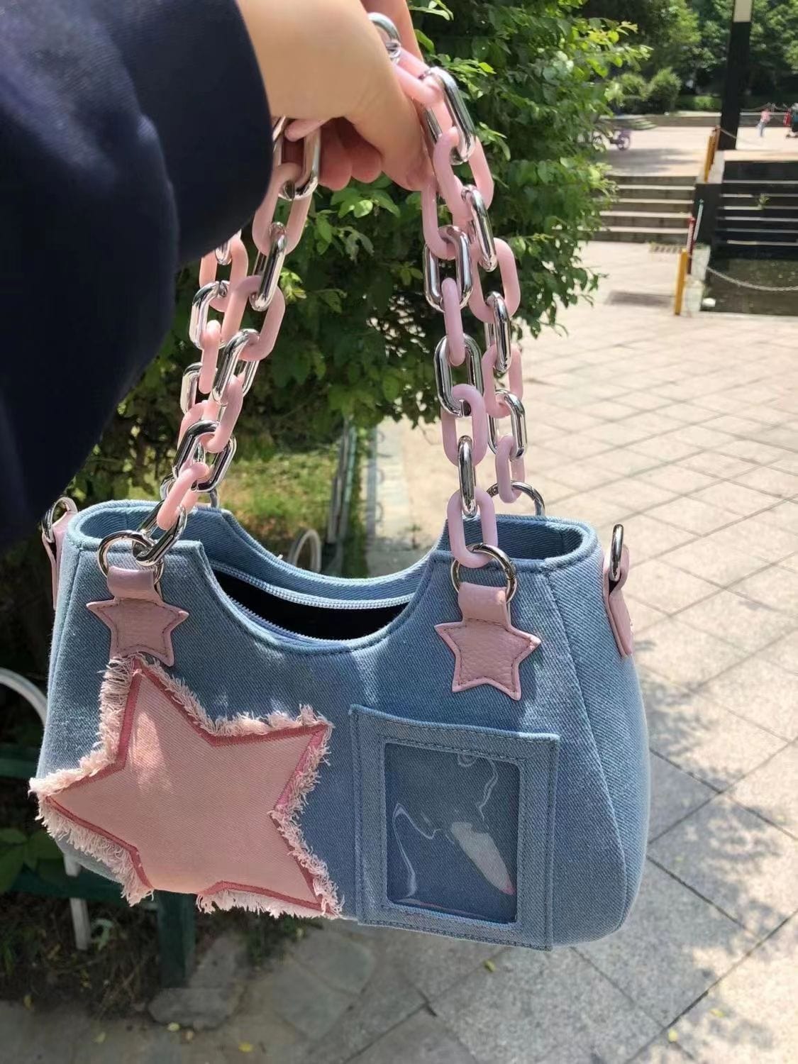 Sac bandoulière en denim avec chaîne en acrylique et étoile rose