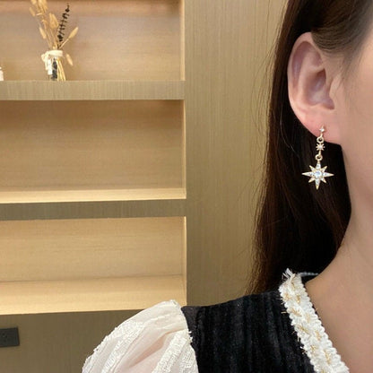 Boucles d'oreilles pendantes chics en forme de lune et d'étoile à strass