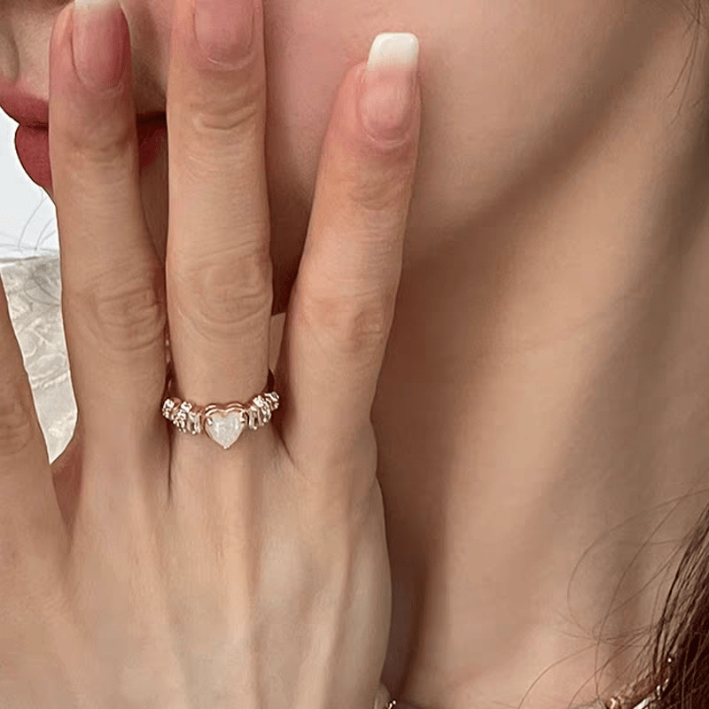 Bague chic en forme de cœur avec strass et opale