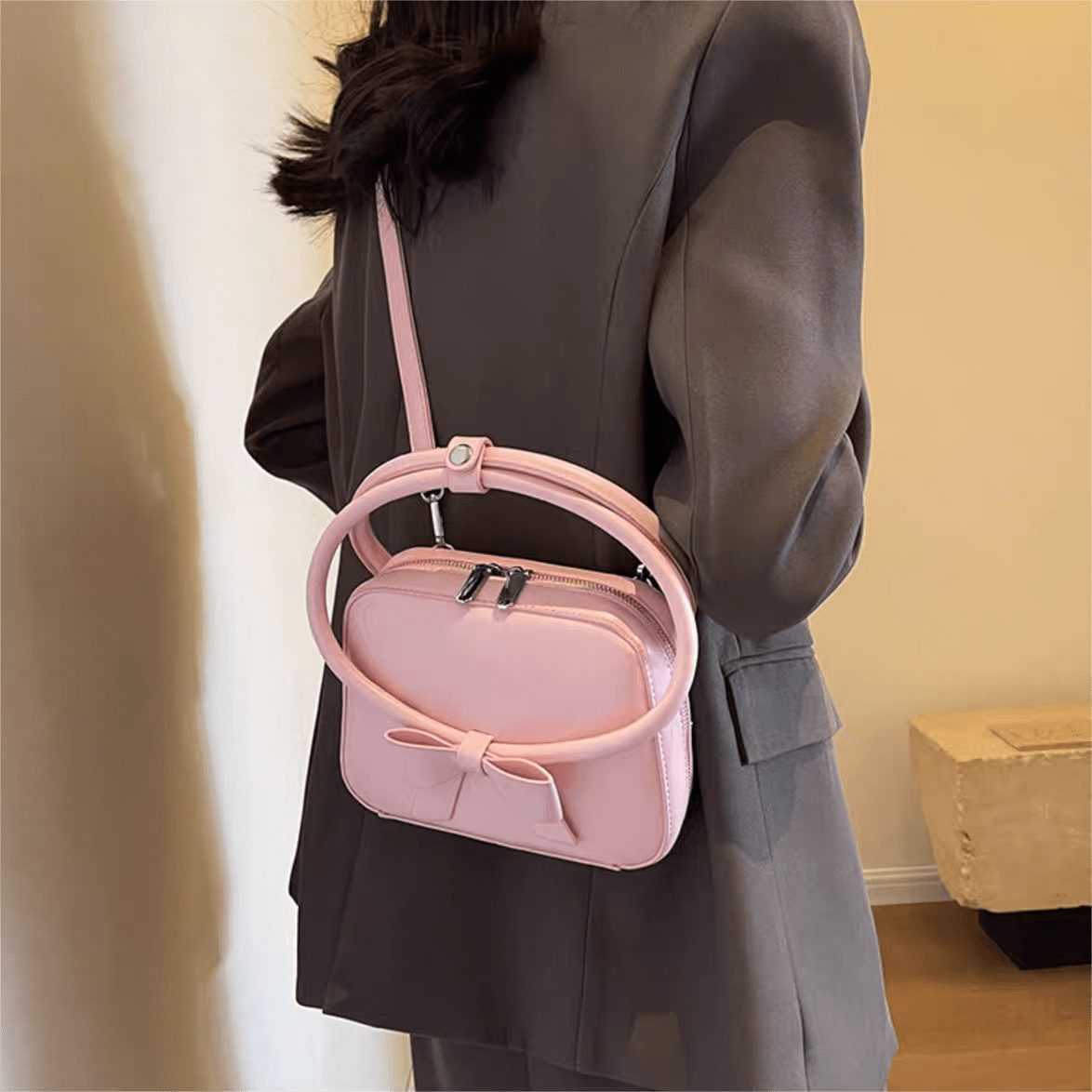 Sac à bandoulière en cuir avec nœud papillon rose