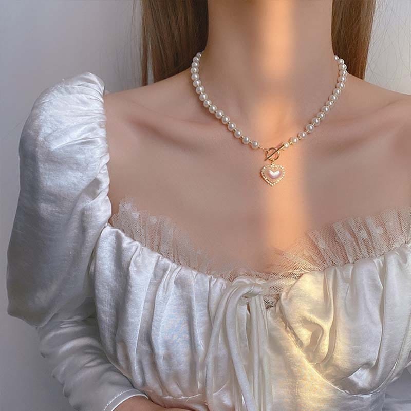 Collier ras du cou avec pendentif en forme de cœur et fermoir à bascule