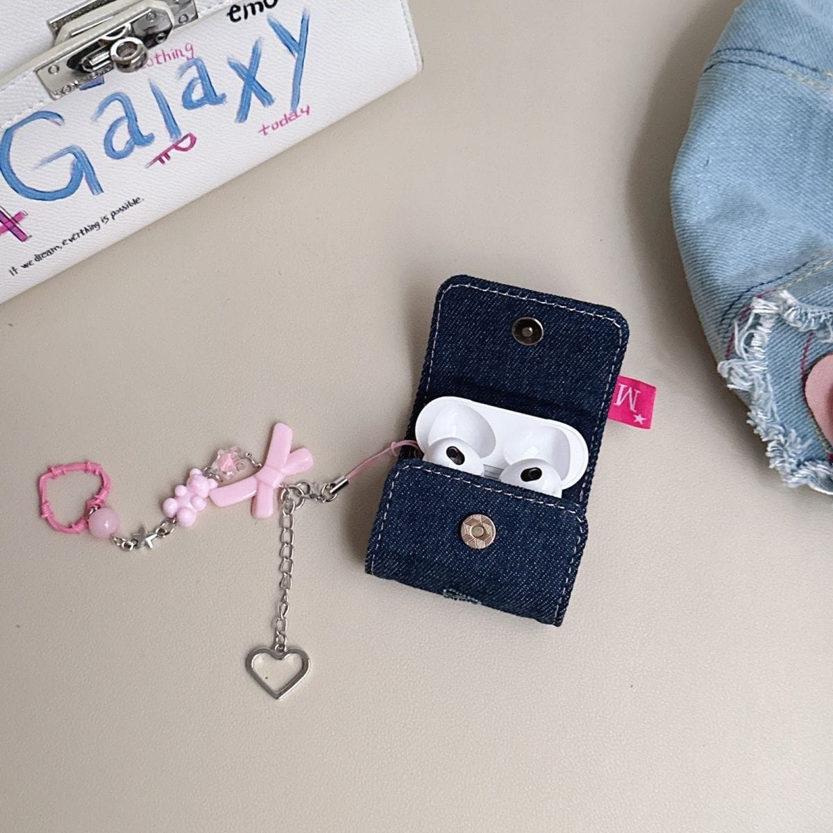 Étui pour écouteurs AirPods en denim avec joli cœur et accessoires