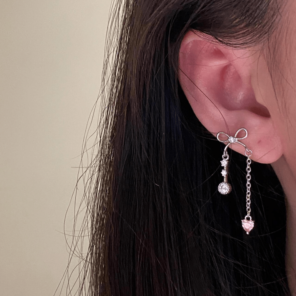 Boucles d'oreilles chics en forme de cœur avec nœud papillon et chaîne à pampilles