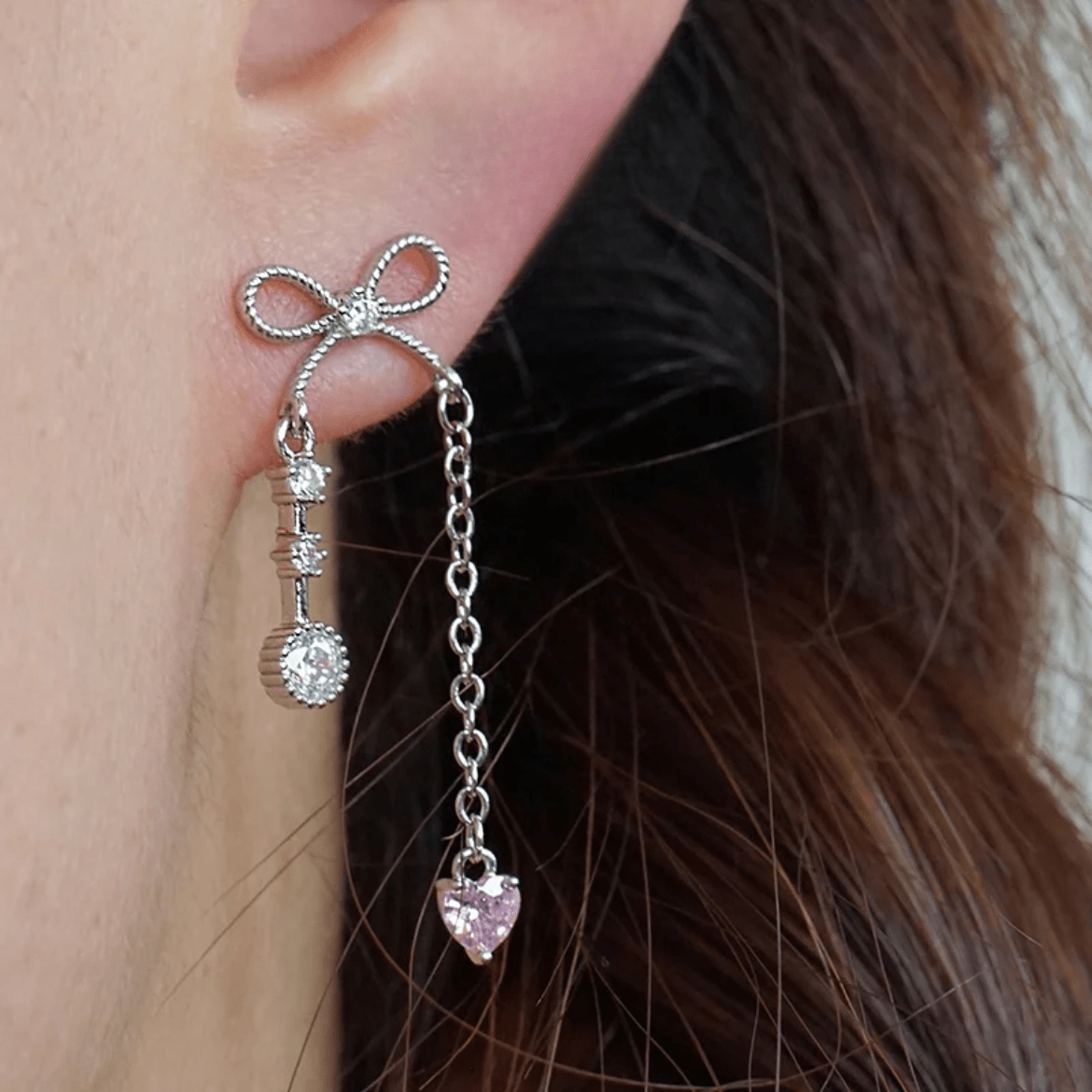 Boucles d'oreilles chics en forme de cœur avec nœud papillon et chaîne à pampilles