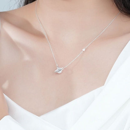 Collier avec pendentif en forme d'étoile et de planète céleste en cristal