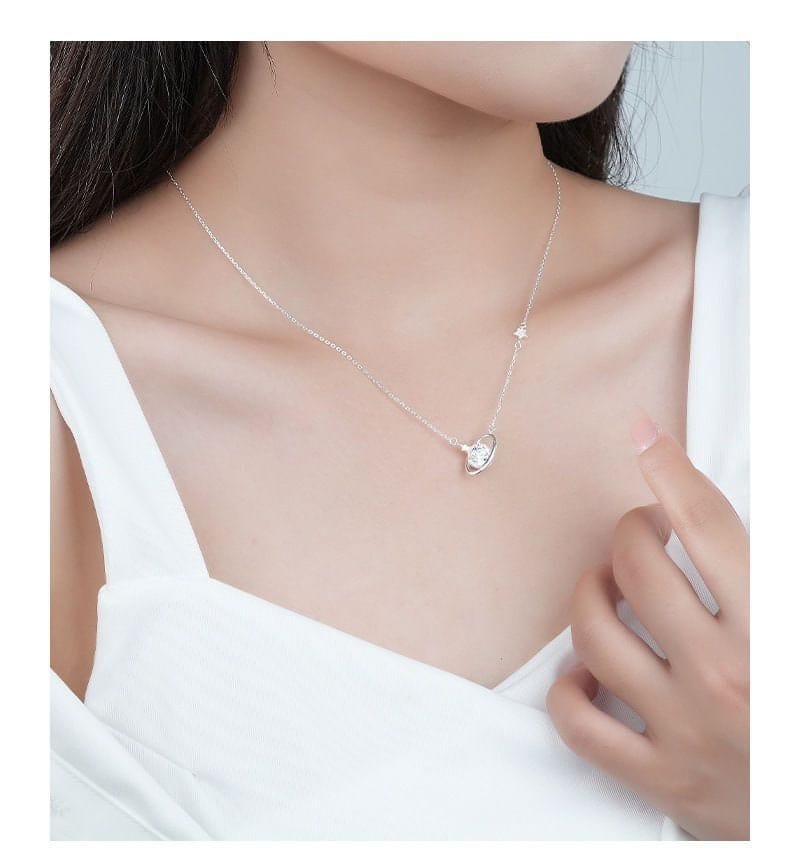 Collier avec pendentif en forme d'étoile et de planète céleste en cristal