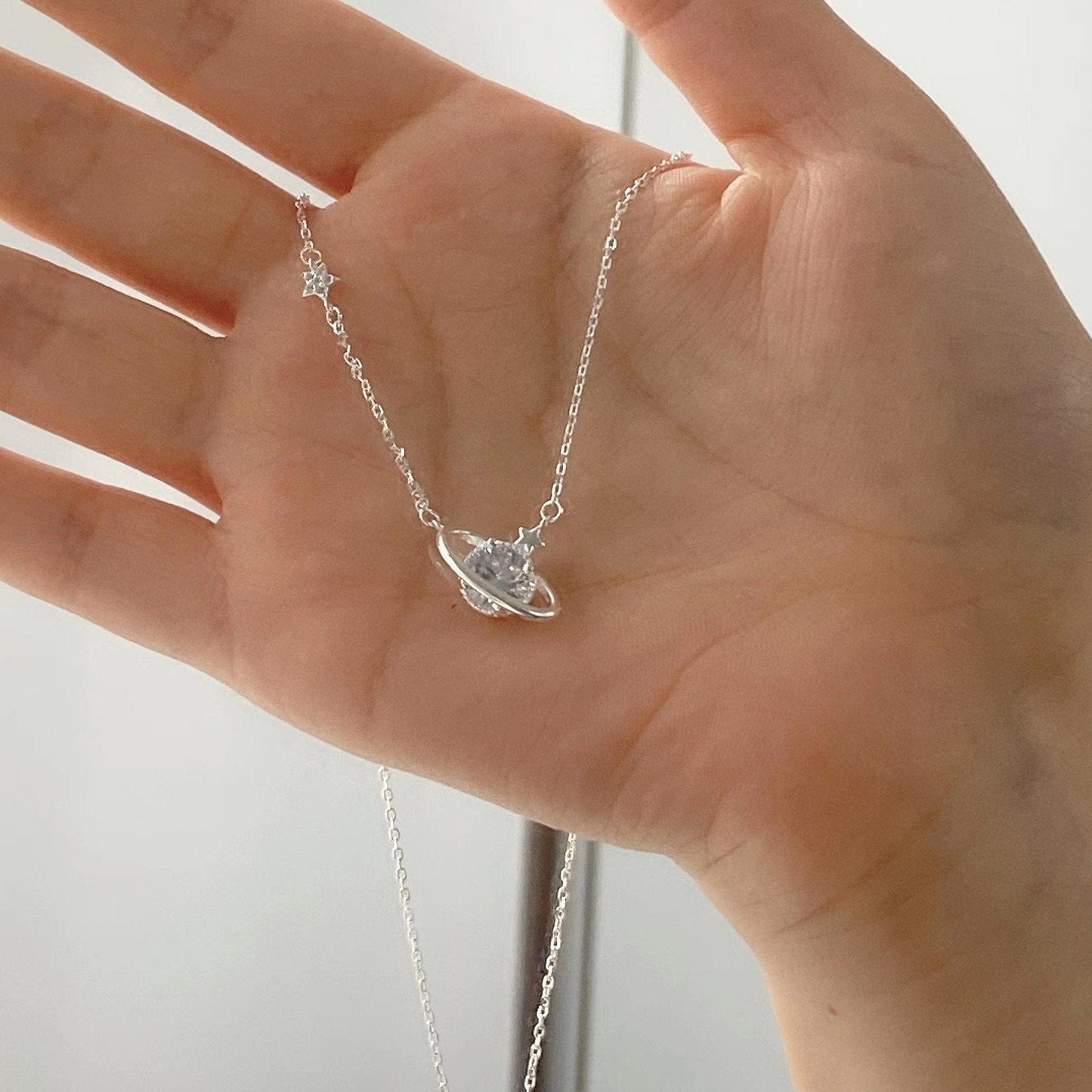 Collier avec pendentif en forme d'étoile et de planète céleste en cristal