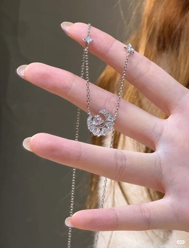 Collier délicat avec phases de lune en forme de cœur en cristal