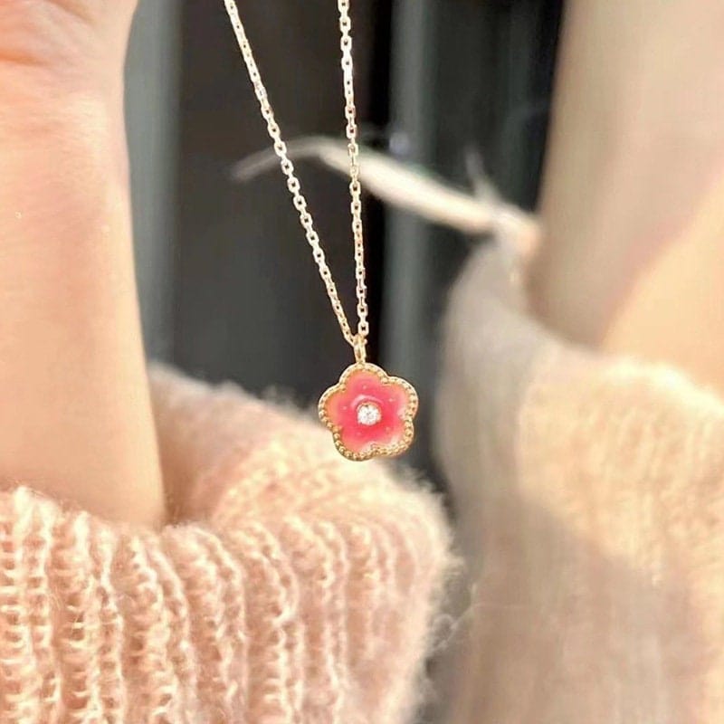 Collier avec pendentif en fleur de cerisier rose charmant et chic