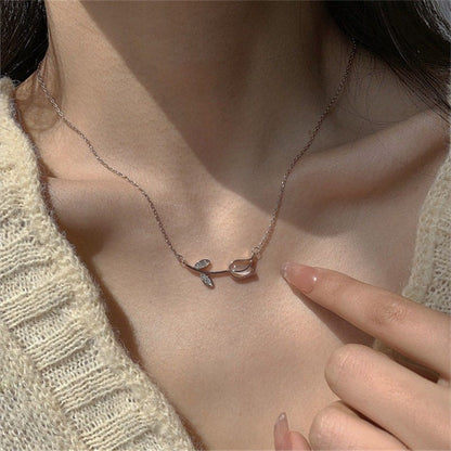 Collier chaîne tulipe en opale tendance et doux