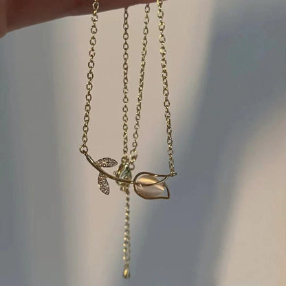 Collier chaîne tulipe en opale tendance et doux