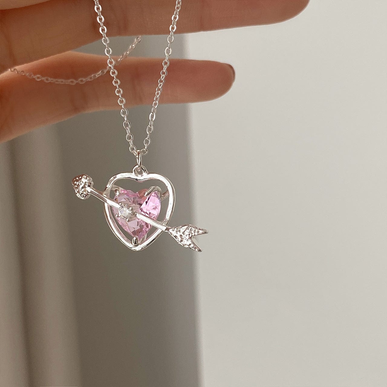 Collier élégant en forme de cœur avec flèche de Cupidon en cristal rose