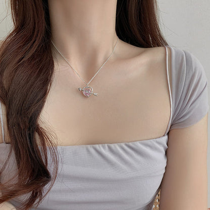 Collier élégant en forme de cœur avec flèche de Cupidon en cristal rose