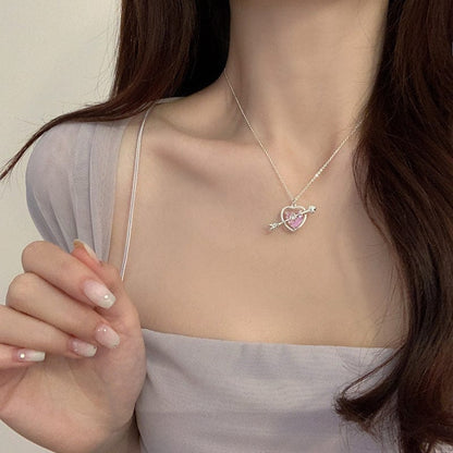 Collier élégant en forme de cœur avec flèche de Cupidon en cristal rose