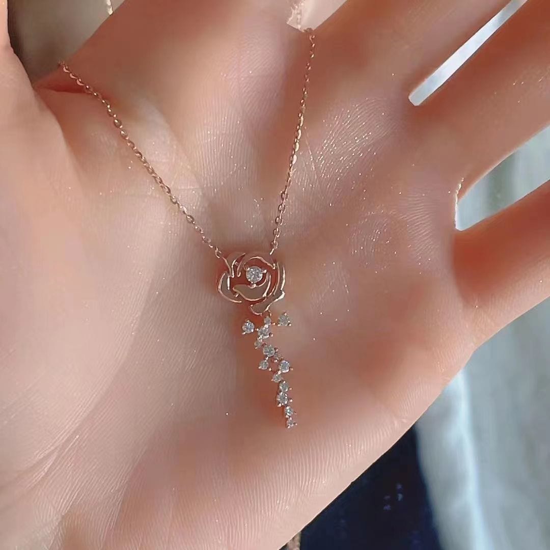 Collier élégant en cristal avec rose