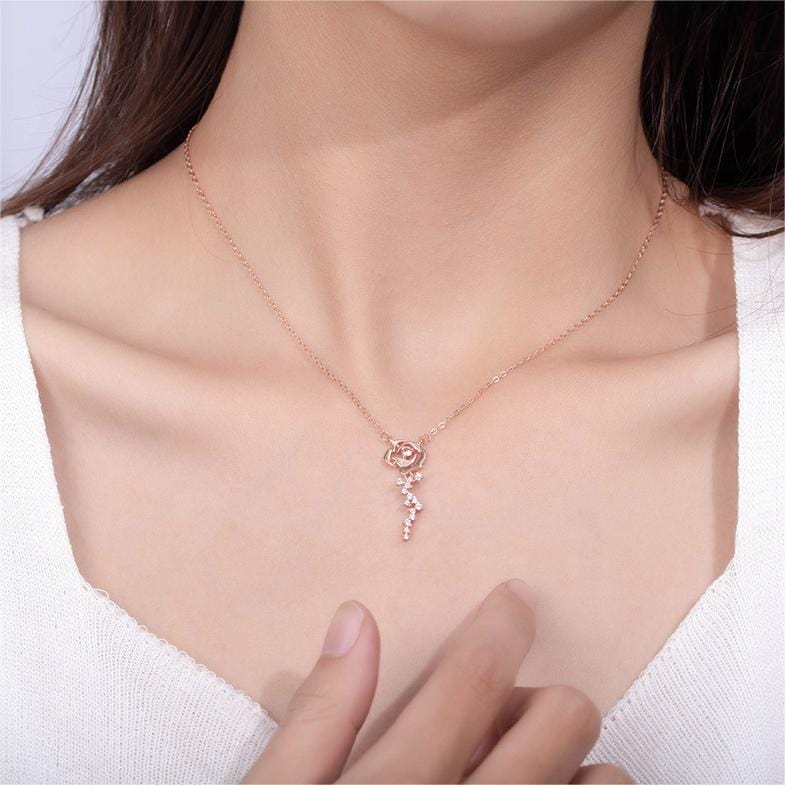 Collier élégant en cristal avec rose