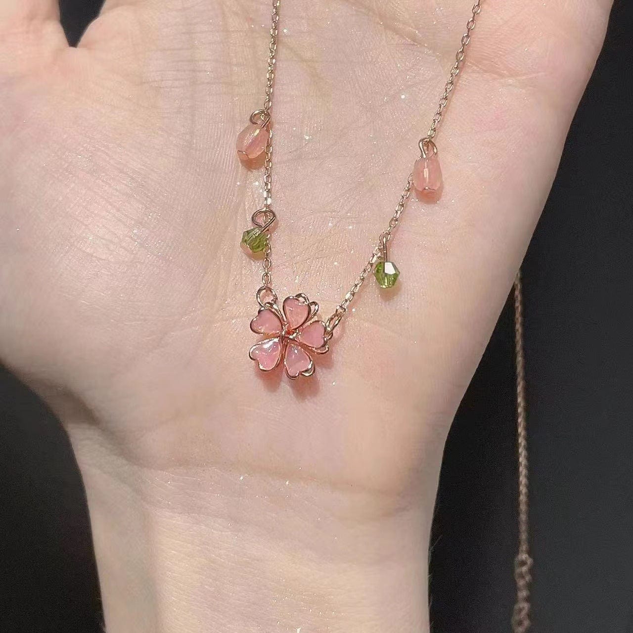 Charmant collier à breloques en forme de fleur en cristal rose