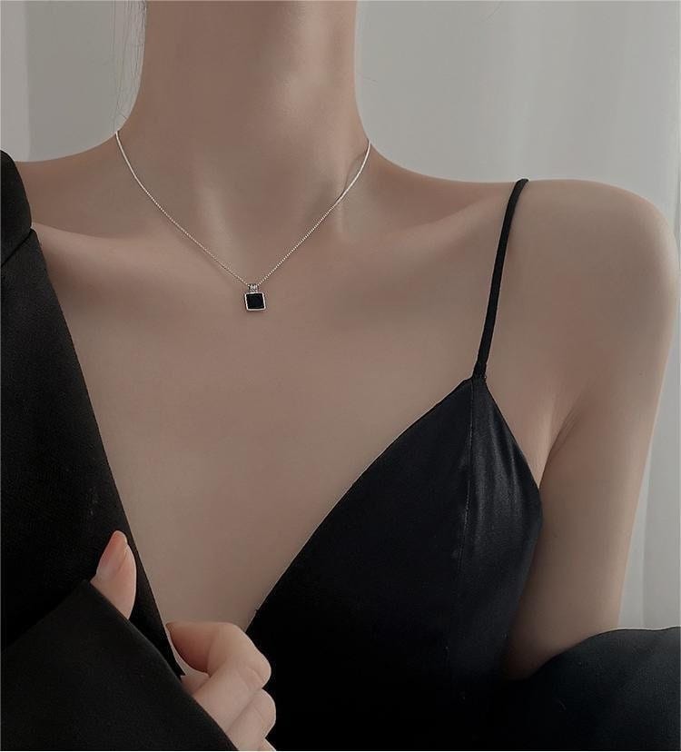 Collier élégant avec pendentif carré en émail argenté et chaîne en forme de boîte