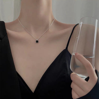 Collier élégant avec pendentif carré en émail argenté et chaîne en forme de boîte