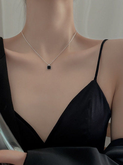 Collier élégant avec pendentif carré en émail argenté et chaîne en forme de boîte