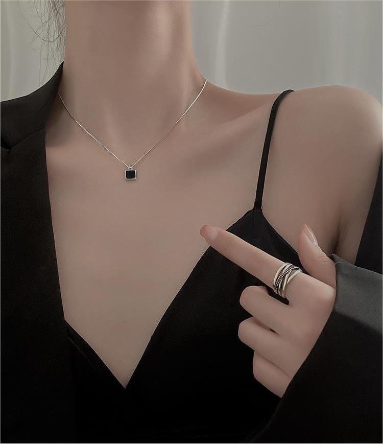 Collier élégant avec pendentif carré en émail argenté et chaîne en forme de boîte