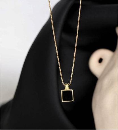 Collier élégant avec pendentif carré en émail argenté et chaîne en forme de boîte