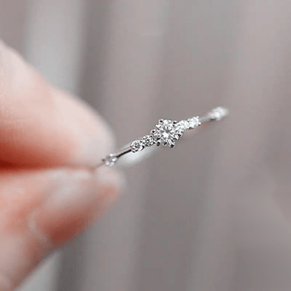 Eleganter Mini-Diamantring