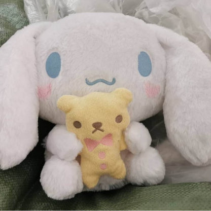 Cinna avec la poupée en peluche de l'ours KI438